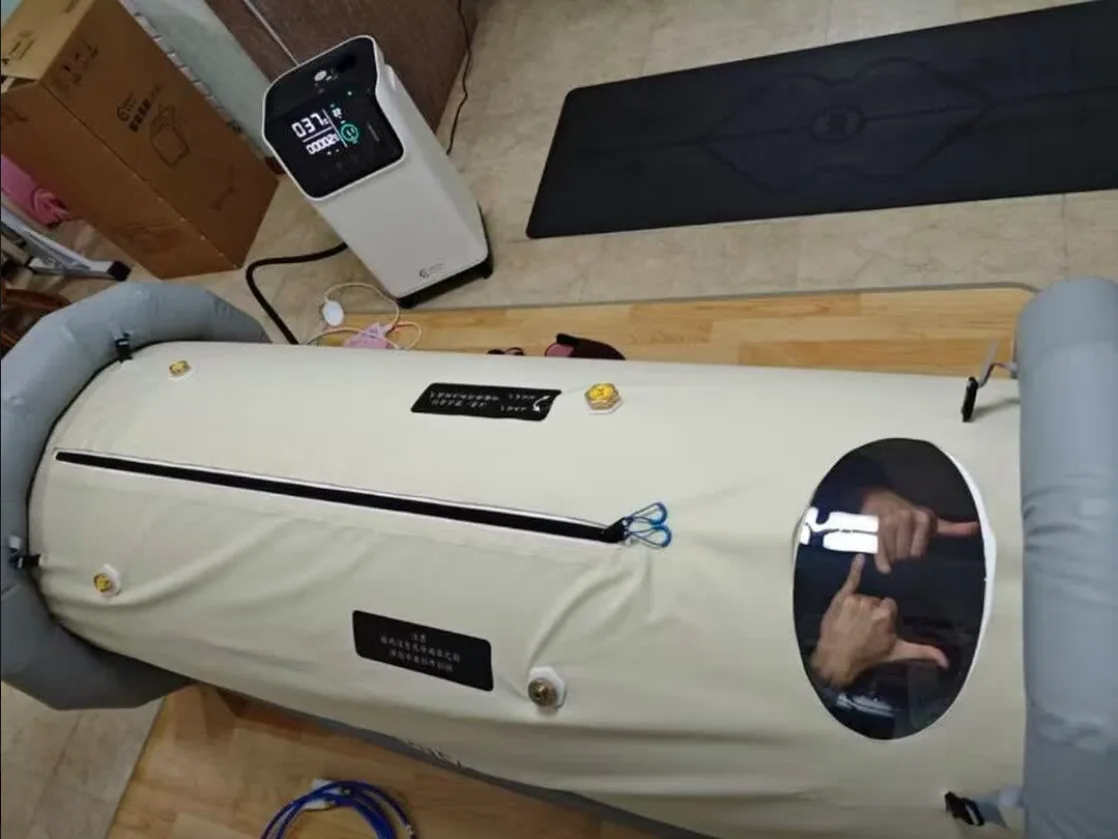 Client using a CONSIDER soft hyperbaric chamber in a recovery clinic
